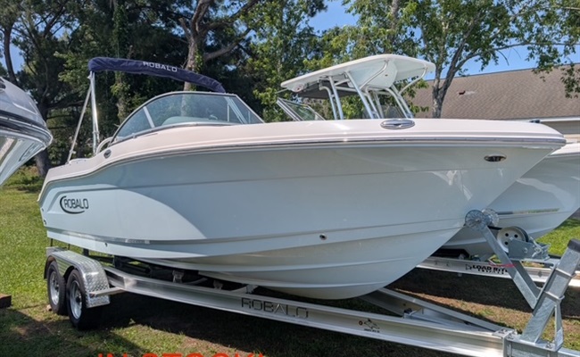 2025 Robalo R207 Ice Blue